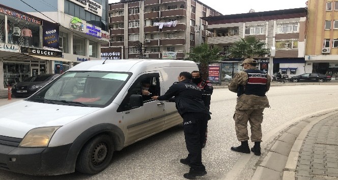 Korona denetiminde vatandaş polis ve jandarmaya kolonya ikram etti