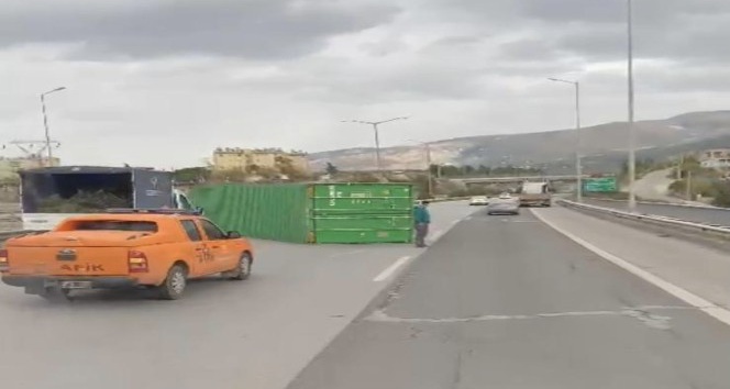 Fırtına tırda yüklü konteynerleri devirdi