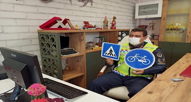 Jandarmadan öğrencilere online trafik eğitimi