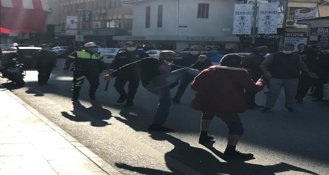Maske takmayan şahıs kimlik soran polise bıçak çekti