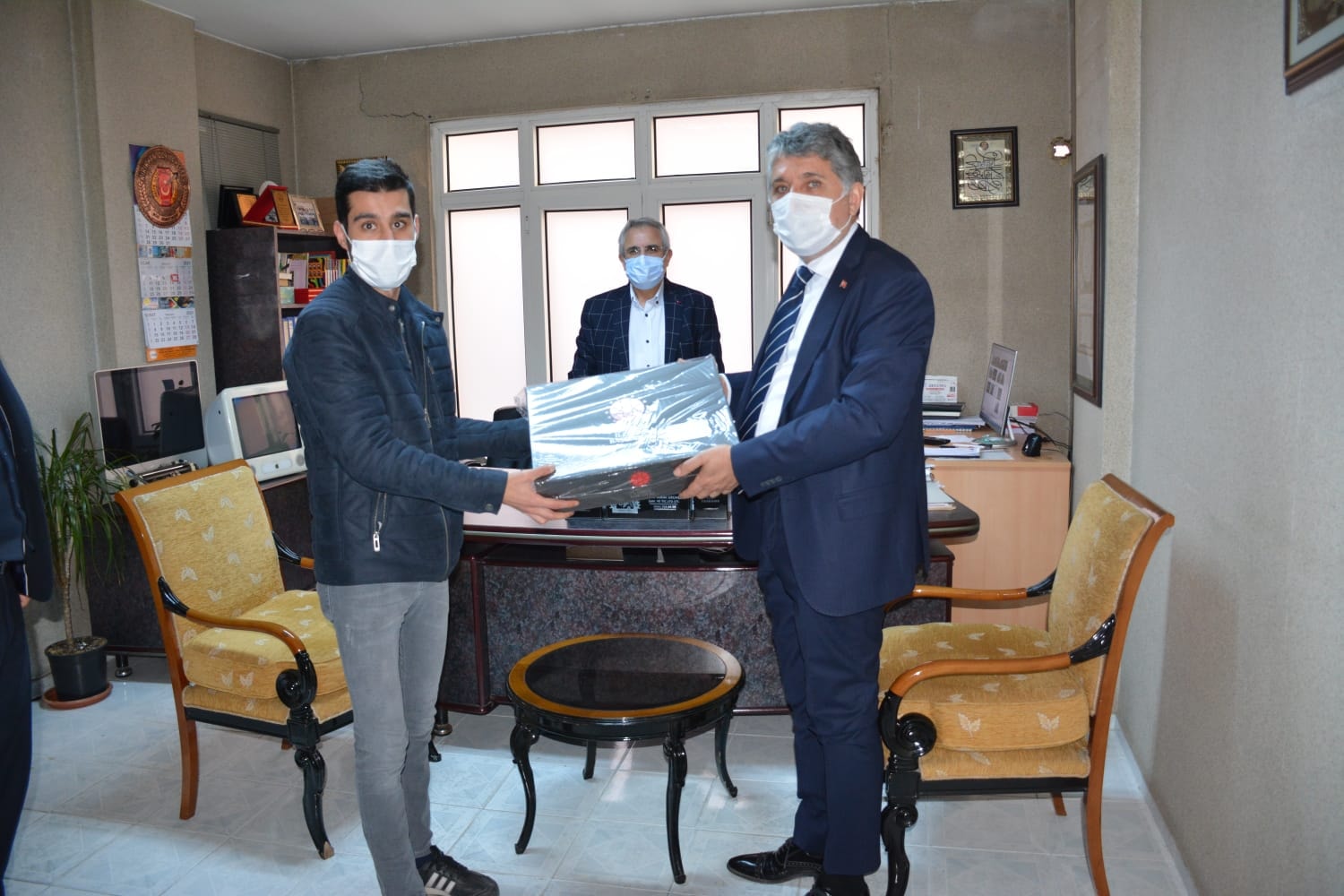 İLETİŞİM BAŞKANLIĞI’NDAN BAŞKAN YAVUZ’A ANLAMLI HEDİYE