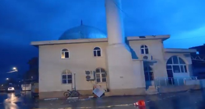 Minareye düşen yıldırım, camide hasar oluşturdu