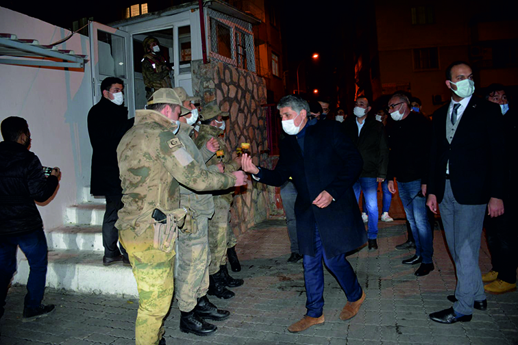 BAŞKAN YAVUZ YILBAŞI GECESİ GÜVENLİK GÜÇLERİ VE SAĞLIK ÇALIŞANLARINI YALNIZ BIRAKMADI