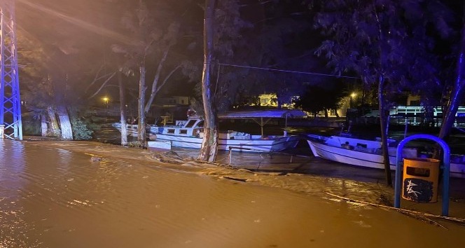 Hatay’da sağanak ve kuvvetli rüzgar hayatı olumsuz etkiledi