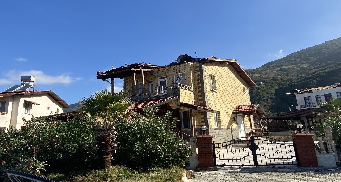 Hatay’da fırtına çatıları uçurdu