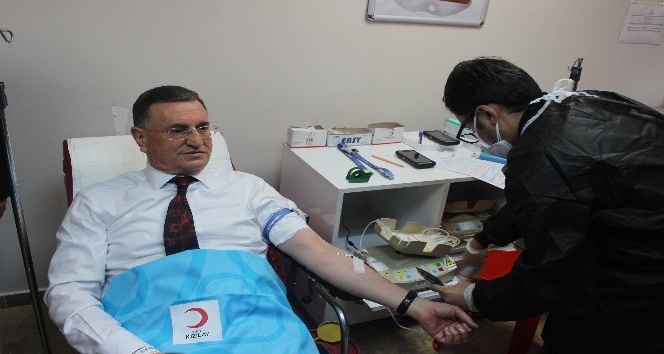 Büyükşehir Belediye Başkanı Savaş, Kızılay’a kan bağışında bulundu