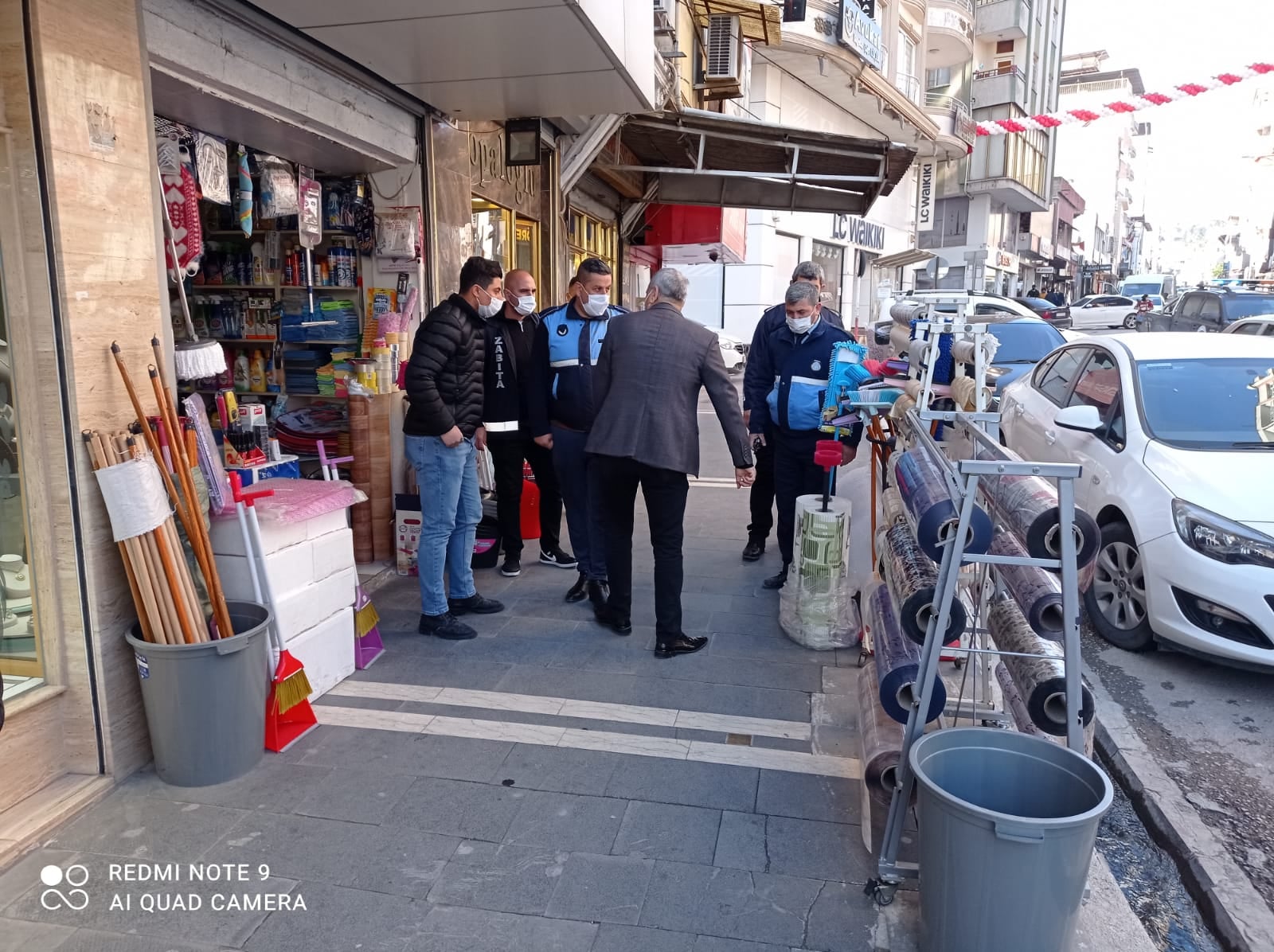 ZABITA EKİPLERİ KALDIRIM İŞGALLERİNE VE SEYYAR SATICILARA TAVİZ VERMİYOR