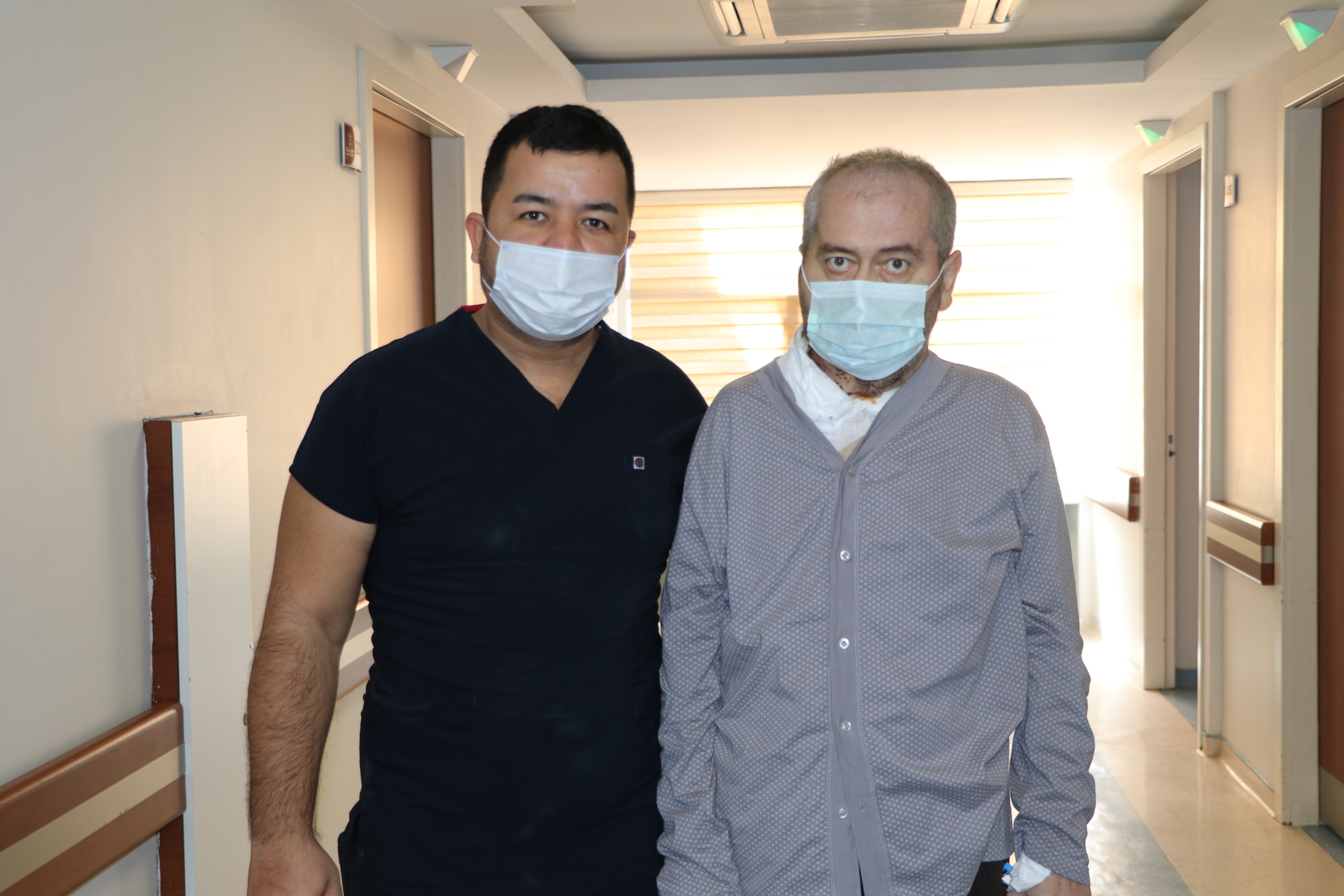 BACAK KEMİĞİNDEN ÇENE YAPILDI, KANSERE VEDA ETTİ