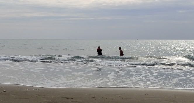 Soğuğa aldırmadan sahilde yüzdüler