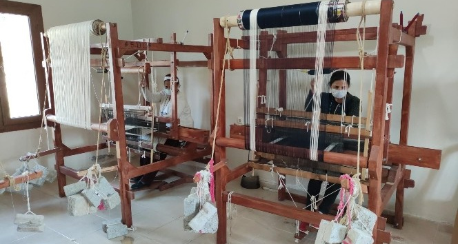25 kadın ipek dokuma kursunda meslek öğreniyor
