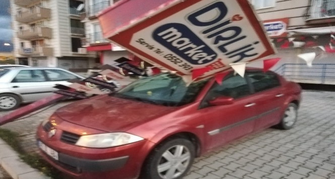 Hatay’da fırtınada reklam direği otomobilin üzerine devrildi