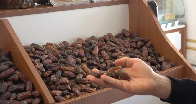 İftarın olmazsa olmazı hurma, tezgahları süslüyor