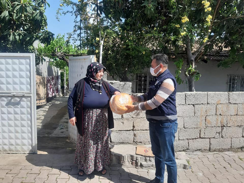 KIRIKHAN BELEDİYESİ YAŞLILARA ÜCRETSİZ EKMEK DAĞITTI