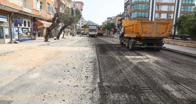 Tam kapanmada yollar yenileniyor