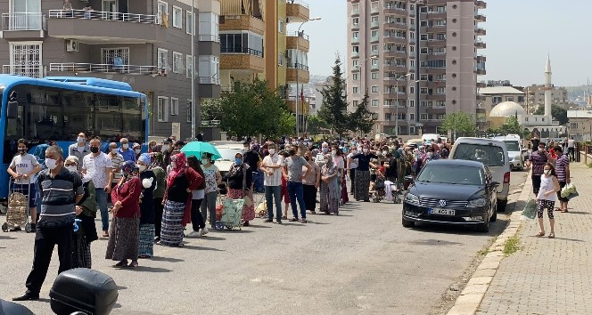 Pazarcı esnafı 20 ton sebzeyi ücretsiz dağıttı