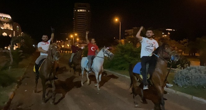 İsrail’i at üzerinde protesto ettiler