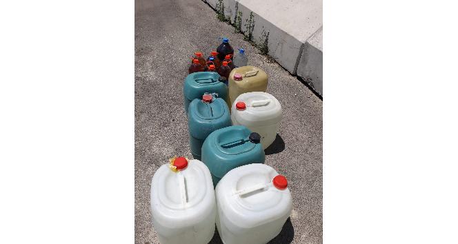 Kamyonetin gizli bölmesinden sahte içki çıktı