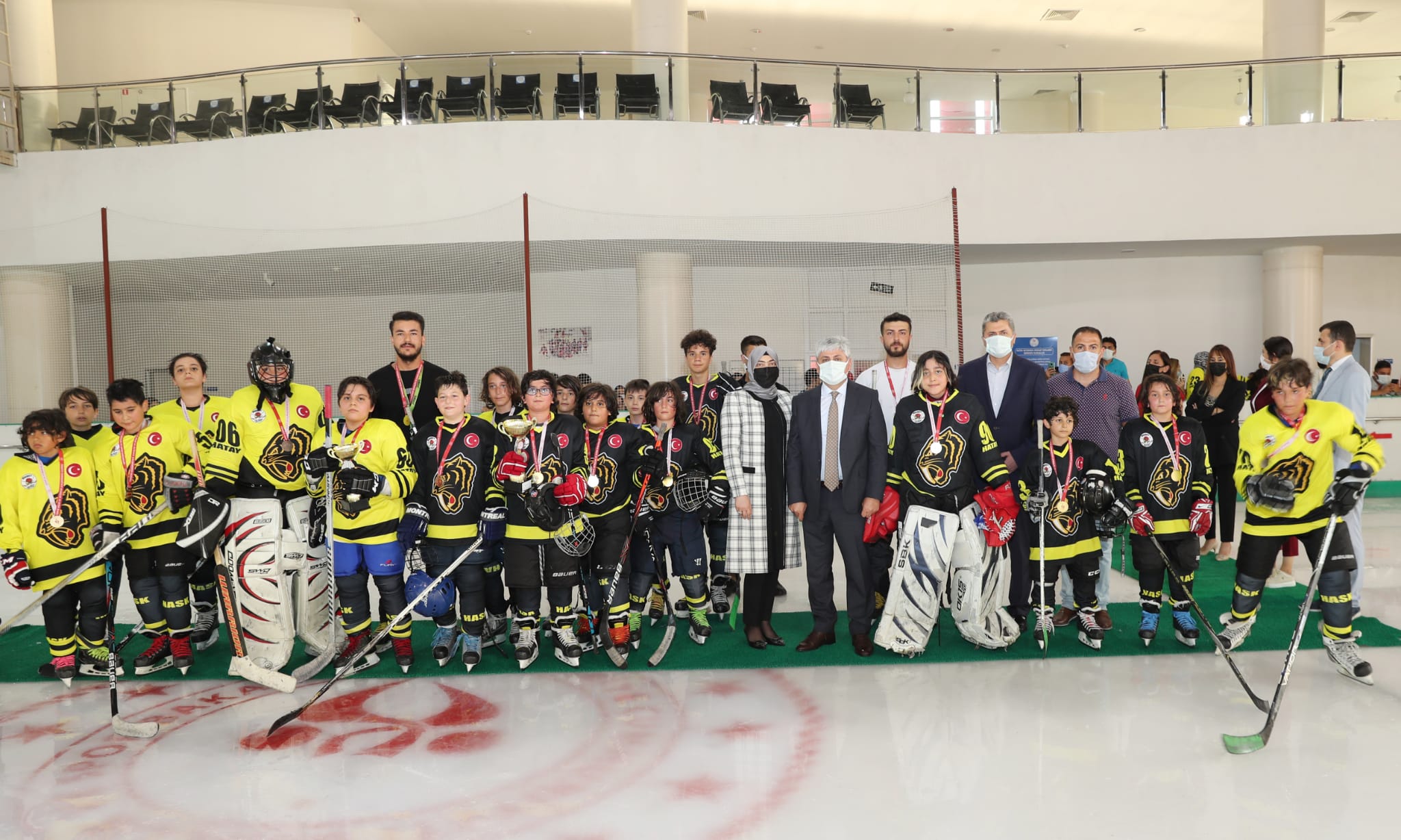 Buz hokeyinde yıldızlar ve minikler madalyalarını aldı