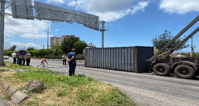 Hatay’da tırın açılan dorsesi yön levhalarına çarptı