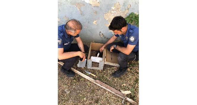 Ayağı kırılan yavru kedinin yardımına polisler yetişti