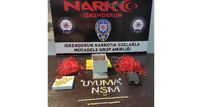 Doğum günü hediye kutusundan uyuşturucu çıktı
