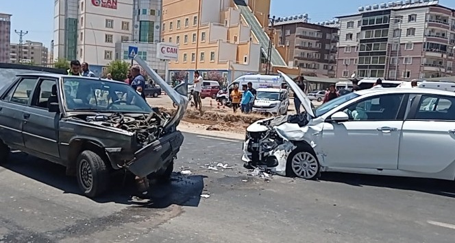 Kırıkhan’da iki otomobil kafa kafaya çarpıştı: 4 yaralı