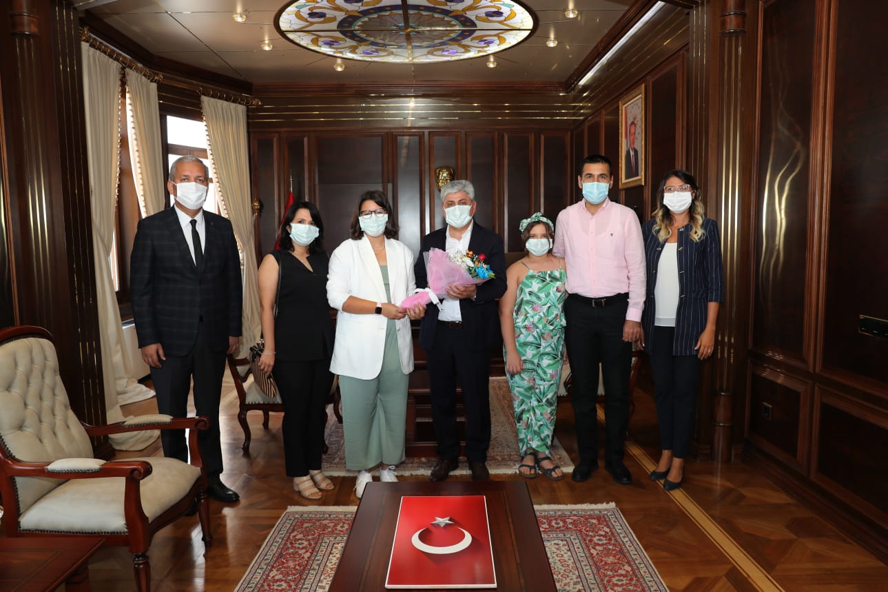 Vali Doğan LGS birincisi Özer’i kutladı