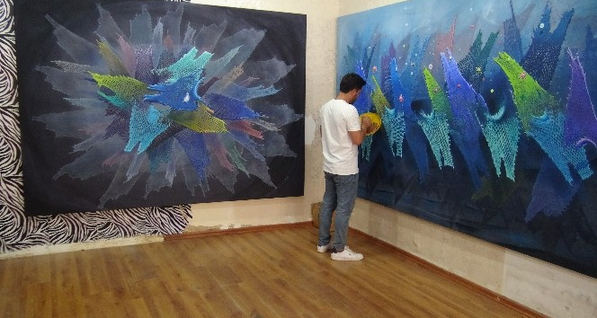 İlhamını voleybol filesinden aldı, resimlerini ağlarla süslüyor