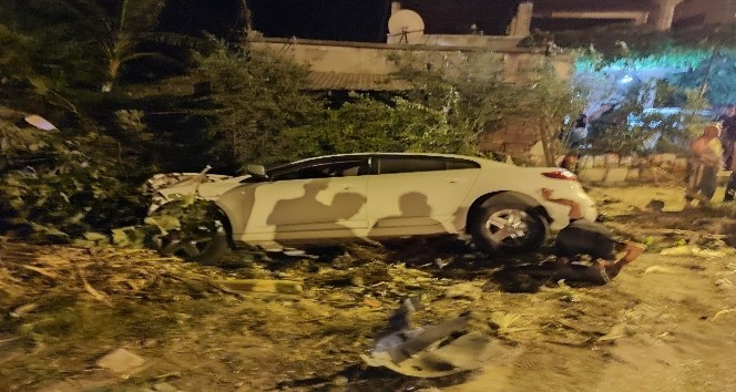 Samandağ’da otomobil bahçeye uçtu