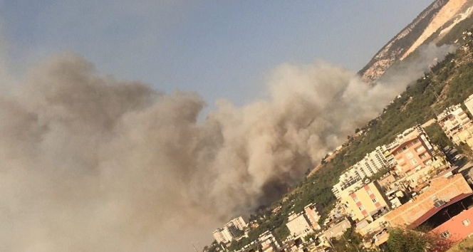 İskenderun’da çöplük alanda yangın