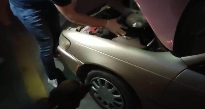 Otomobilin motor bölümünden esrar çıktı