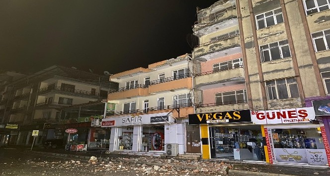 Balkona yıldırım düştü