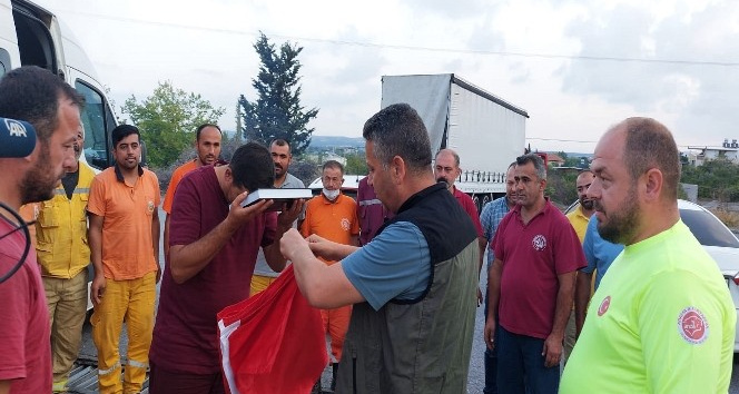 Evlerine dönen ‘alev savaşçıları’nı mesai arkadaşları otoyolda karşıladı