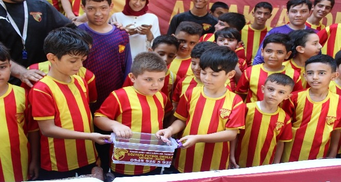 Minikler harçlıklarıyla fidan kampanyasına bağışta bulundu