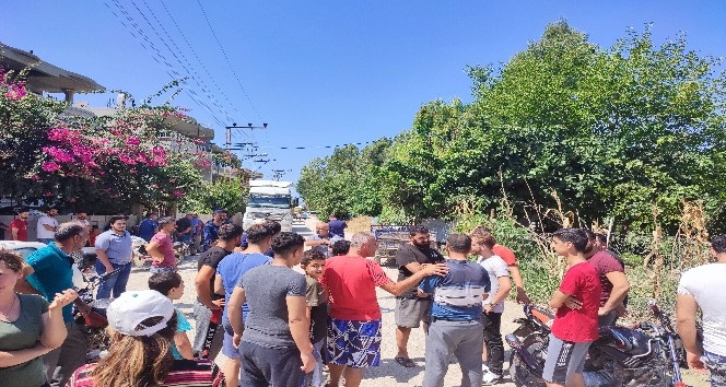 Hatay’da kamyonlardan şikayet eden mahalleli yolu kapatıp eylem yaptı