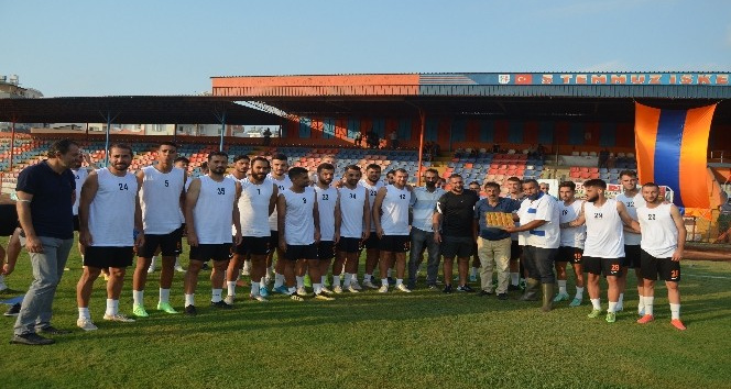 İskenderun Spor, taraftarlarıyla kucaklaştı