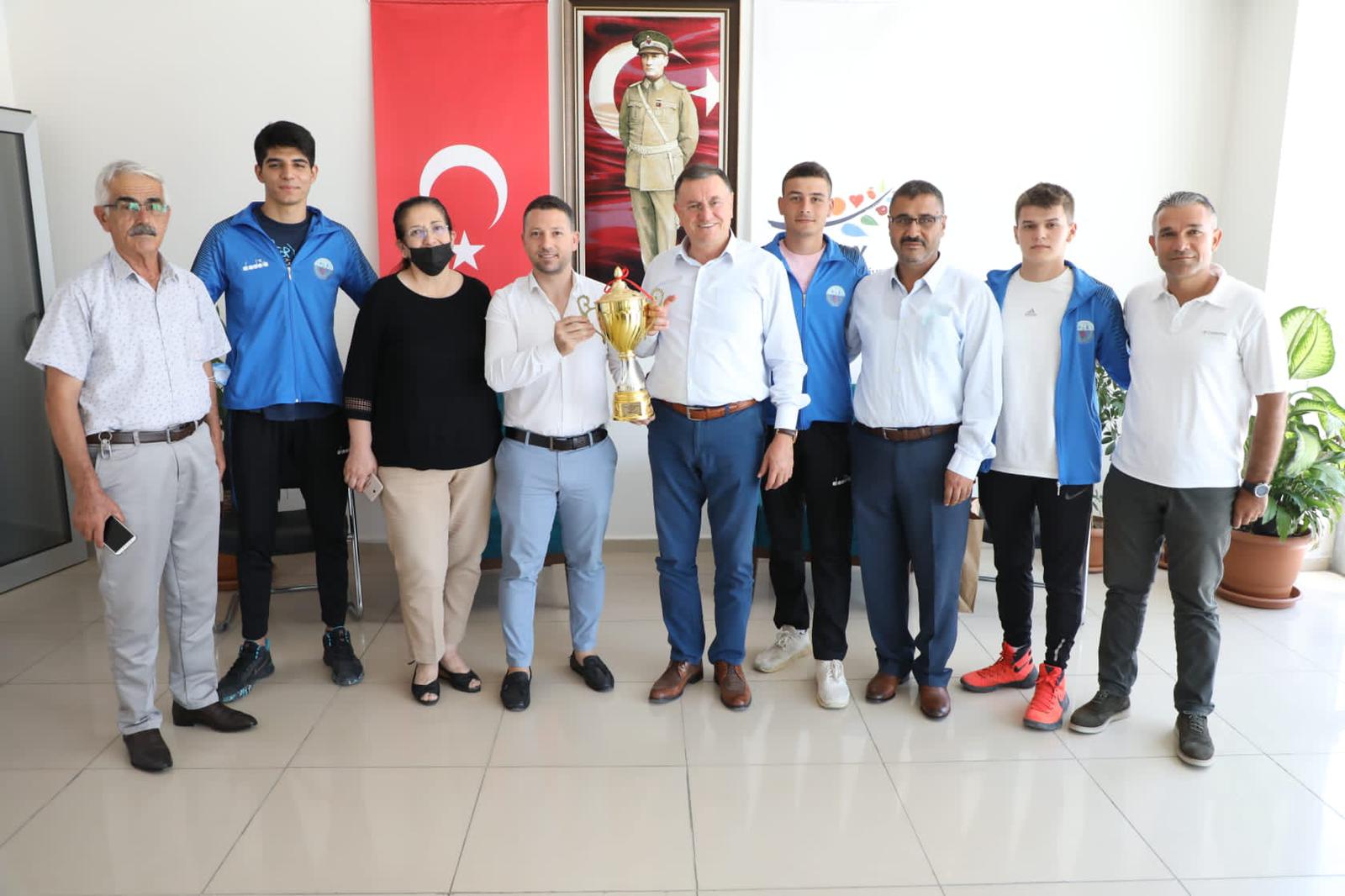ŞAMPİYON VOLEYBOLCULAR  BAŞKAN SAVAŞ’I ZİYARET ETTİ