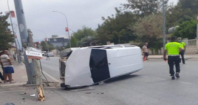 Telefon direğine çarpan otomobilin sürücüsü yaralandı