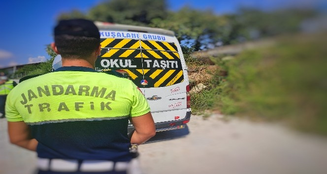 Samandağ’da jandarma trafik ekipleri öğrenci servis araçlarını denetledi