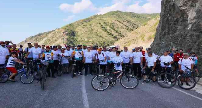 Türk  ve Suriyeli vatandaşlar kardeşlik için pedal çevirdi