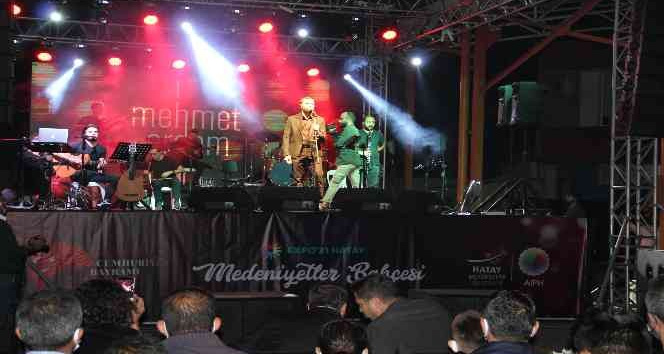 Sanatçı Mehmet Erdem, Dörtyol’da “Cumhuriyet” konserinde sahne aldı