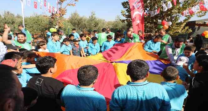 Suriyeli öğrenciler barış ve kardeşlik için zeytin topladı