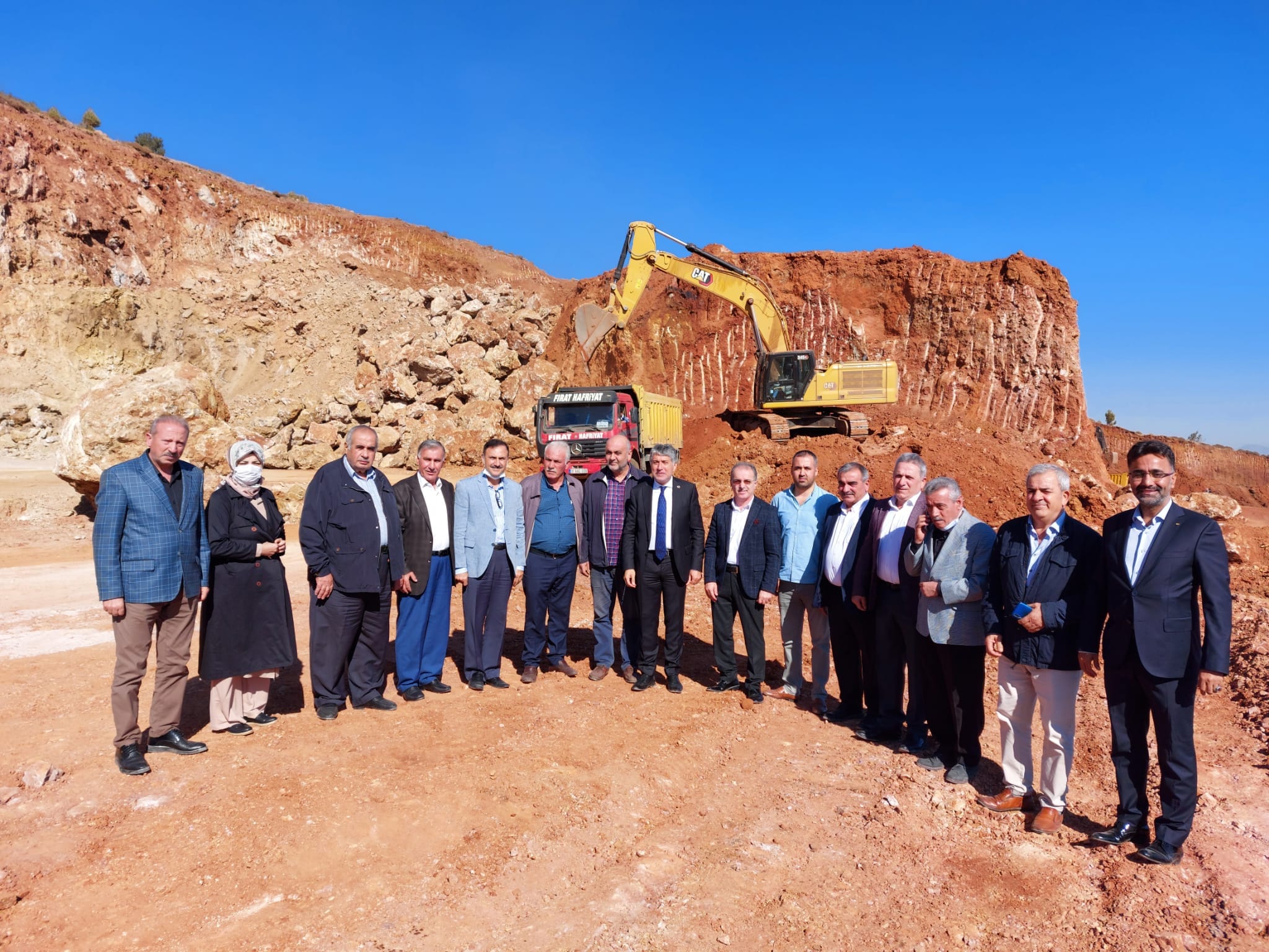 BAŞKAN YAVUZ BELEDİYE MECLİS ÜYELERİNE OSB’Yİ GEZDİRİP BİLGİ VERDİ