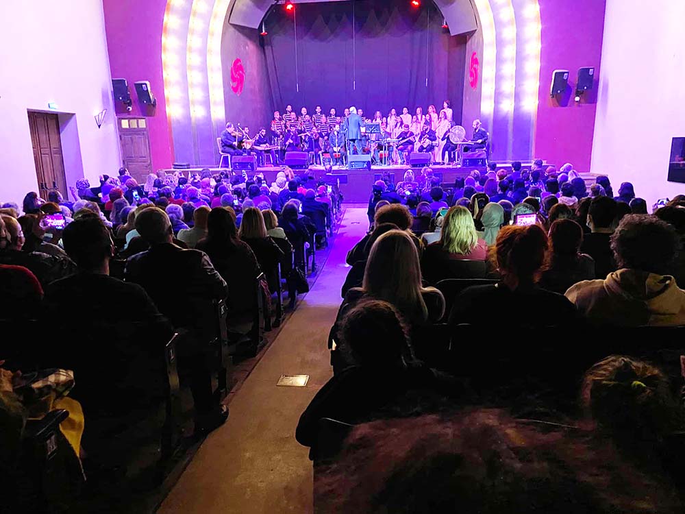 MEDENİYETLER KOROSU  AYAKTA ALKIŞLANDI