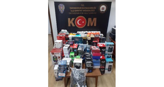 İskenderun’da kaçak cep telefonu aksesuarları ele geçirildi