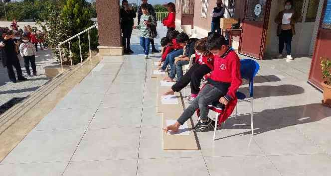 Öğrenciler ayaklarıyla resim yaptı, gözleri kapalı yemek yedi