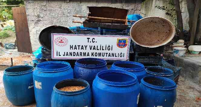 Hatay’da 2 ton 390 litre sahte içki ele geçirildi