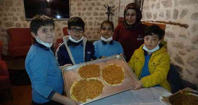 Çocuklar ‘katıklı ekmek atölyesinde’ hünerlerini sergiledi