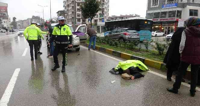 Otomobilin çarptığı yaşlı kadın metrelerce savruldu