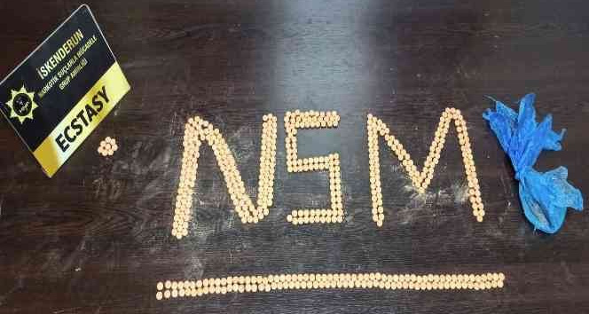 Yolcunun üzerinden 493 adet uyuşturucu hap çıktı